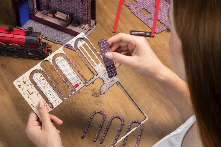 Produktbild: Book Nook DIY B&uuml;cherecke Revell Harry Potter "Hogwarts Express"