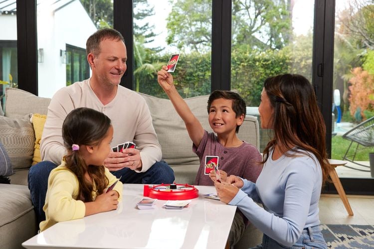 Produktbild: UNO Spin Kartenspiel für Kinder, Erwachsene und Spieleabende mit der Familie, klassisches Spiel mit Drehscheibe