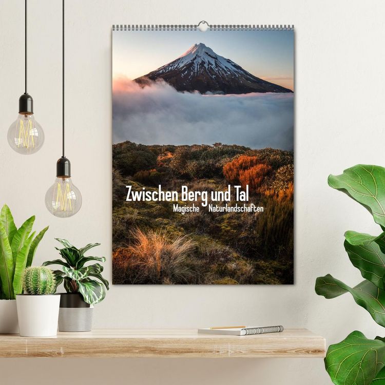 Produktbild: Zwischen Berg und Tal (Wandkalender 2026 DIN A2 hoch), CALVENDO Monatskalender