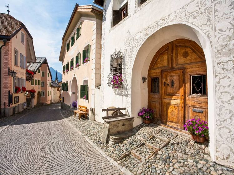 Produktbild: CALVENDO Puzzle Typische Engadiner H&auml;user in der Dorfstra&szlig;e von Guarda | 1000 Teile Lege-Gr&ouml;&szlig;e 64x48cm Foto-Puzzle f&uuml;r gl&uuml;ckliche Stunden