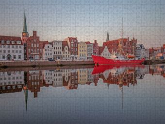 Produktbild: CALVENDO Puzzle Feuerschiff Fehmarnbelt an der Untertrave in L&uuml;beck | 1000 Teile Lege-Gr&ouml;&szlig;e 64x48cm Foto-Puzzle f&uuml;r gl&uuml;ckliche Stunden