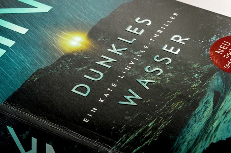 Produktbild: Dunkles Wasser