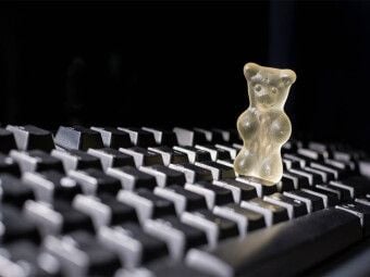 Produktbild: CALVENDO Puzzle Gummib&auml;rchen auf Computer-Tastatur | 1000 Teile Lege-Gr&ouml;&szlig;e 64x48cm Foto-Puzzle f&uuml;r gl&uuml;ckliche Stunden