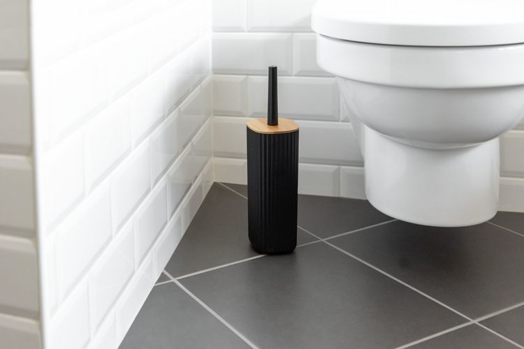 Produktbild: WC-Garnitur Mod. Rotello Schwarz, mit Bambus-Deckel und Rillenstruktur