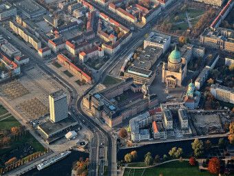 Produktbild: CALVENDO Puzzle Lange Br&uuml;cke mit Stadtschloss Landtag und Nicolaikirche in Potsdam 1000 Teile Puzzle quer | 1000 Teile Lege-Gr&ouml;&szlig;e 64 &times; 48 cm Foto-Puzzle f&uuml;r gl&uuml;ckliche Stunden