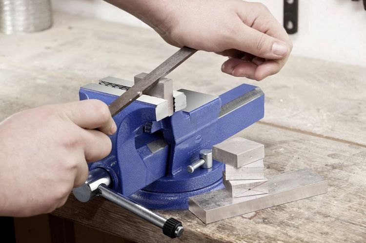 Produktbild: TOOLCRAFT Schraubstock TO-10398732 Backenbreite: 125 mm Spann-Weite (max.): 150 mm