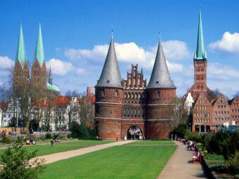 Produktbild: CALVENDO Puzzle Hansestadt L&uuml;beck | 1000 Teile Lege-Gr&ouml;&szlig;e 64x48cm Foto-Puzzle f&uuml;r gl&uuml;ckliche Stunden