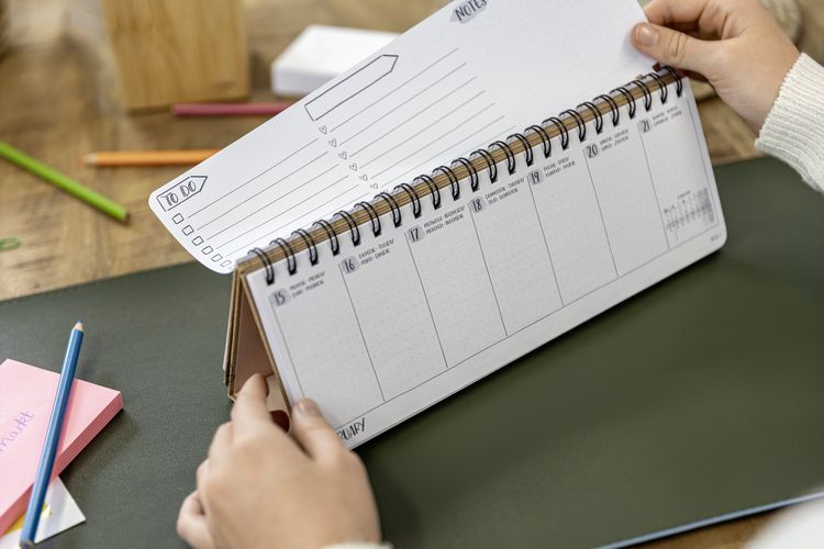 Produktbild: SIGEL 7J902 Tischkalender Jolie 2027, 1/2 A4 quer, Black Magnolia, Hardcover