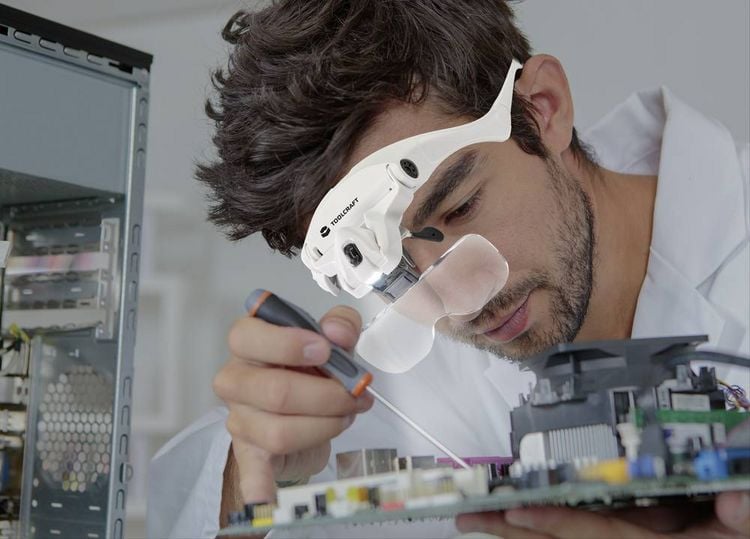 Produktbild: TOOLCRAFT 2469761 Lupenbrille mit LED-Beleuchtung Vergr&ouml;&szlig;erungsfaktor: 3.5 x, 2.5 x, 2.0 x, 1.5 x, 1.0 x Linsengr&ouml;&szlig;e: (L x B) 95 mm x 34 mm