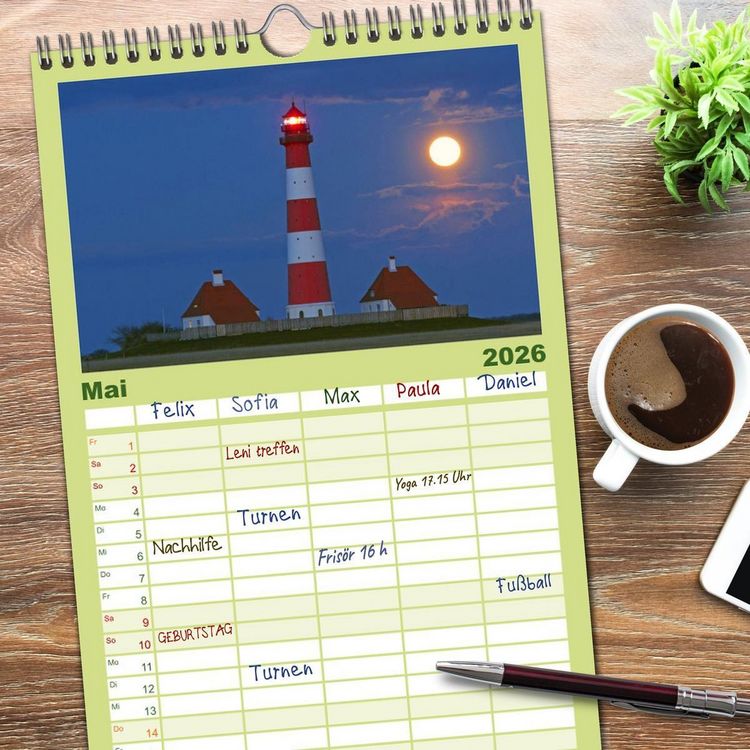 Produktbild: Familienplaner 2026 - Leuchtt&uuml;rme: Die Sch&ouml;nsten an Nord- und Ostsee mit 5 Spalten (Wandkalender, 21 x 45 cm) CALVENDO