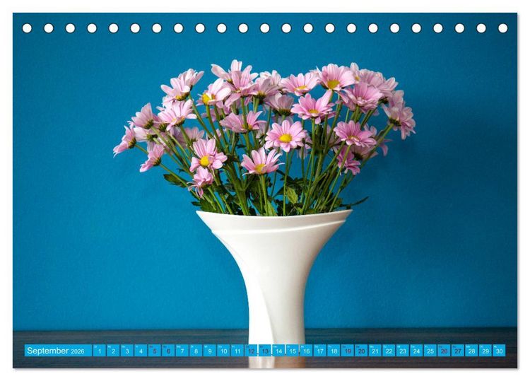 Produktbild: Still Life - Blumen vor der blauen Wand (Tischkalender 2026 DIN A5 quer), CALVENDO Monatskalender