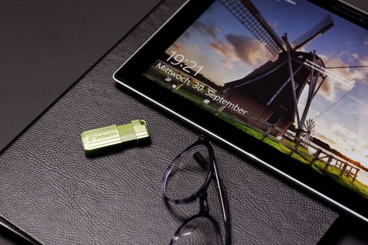 Produktbild: Verbatim USB DRIVE 2.0 PINSTRIPE USB-Stick 32GB Eucalyptus, Gr&uuml;n 49958 USB-A (USB 2.0)