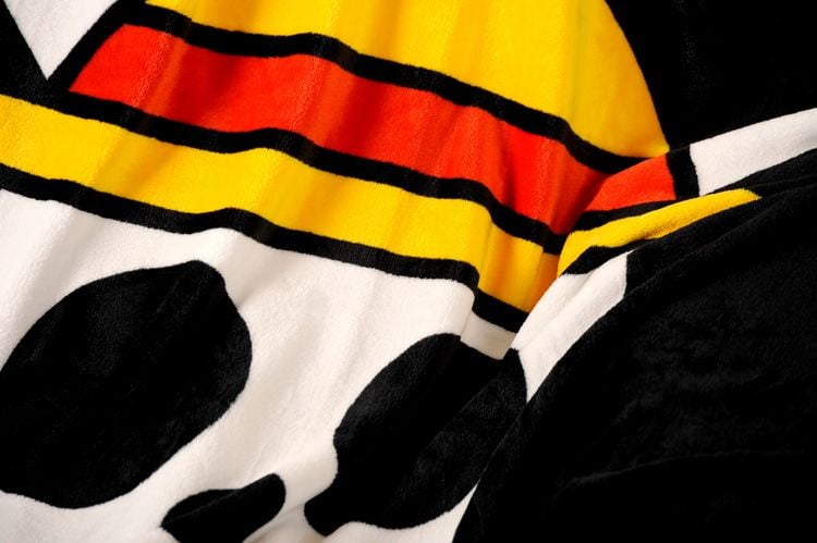 Produktbild: Herding 7664401036 - Flauschdecke One Piece, Totenkopf-Design, Skull, Polyester, 150x200 cm, Wolldecke
