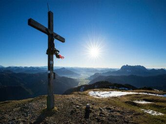 Produktbild: CALVENDO Puzzle Gipfelkreuz im Sonnenuntergang | 1000 Teile Lege-Gr&ouml;&szlig;e 64x48cm Foto-Puzzle f&uuml;r gl&uuml;ckliche Stunden