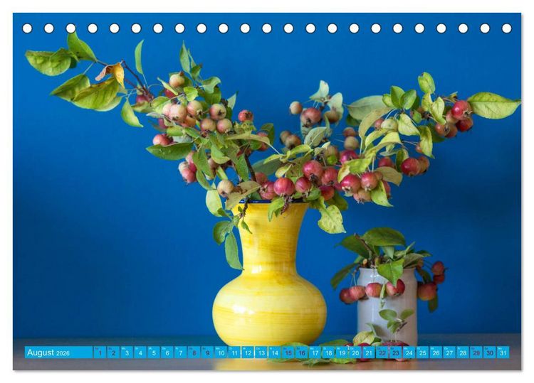 Produktbild: Still Life - Blumen vor der blauen Wand (Tischkalender 2026 DIN A5 quer), CALVENDO Monatskalender
