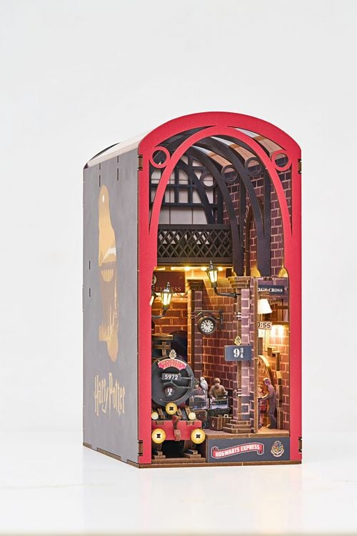 Produktbild: Book Nook DIY B&uuml;cherecke Revell Harry Potter "Hogwarts Express"