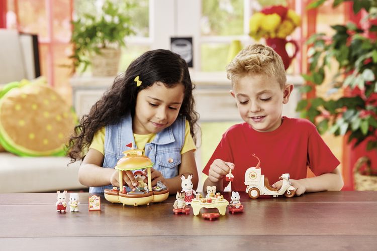 Produktbild: Sylvanian Families 5757 - Hamburger Stand, Mobiler Hamburger Imbiss mit Figur, Spielset