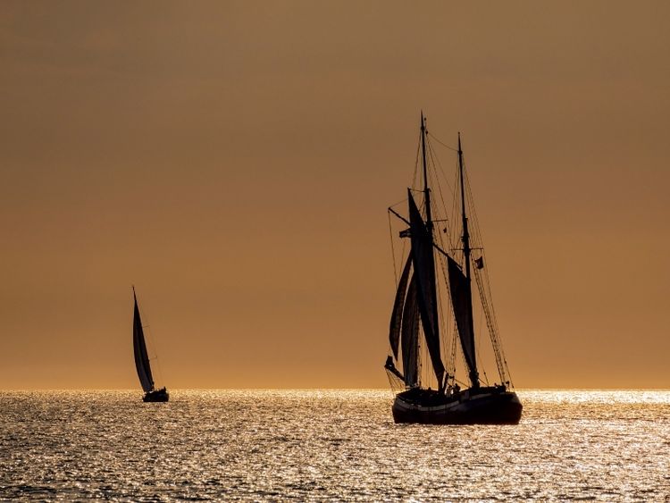 Produktbild: CALVENDO Puzzle Ein Motiv aus dem Kalender Windjammer auf der Ostsee im Abendlicht | 1000 Teile Lege-Gr&ouml;&szlig;e 64x48cm Foto-Puzzle f&uuml;r gl&uuml;ckliche Stunden