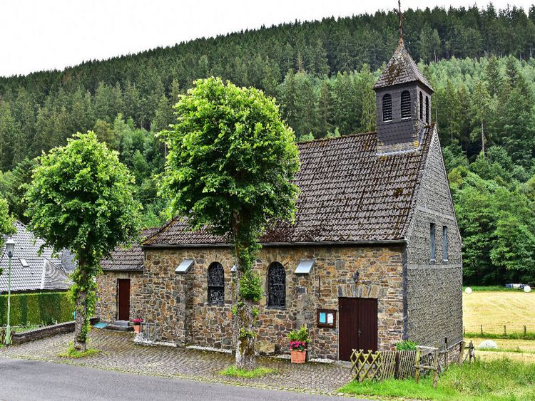 Produktbild: CALVENDO Puzzle Die Kapelle St. Hubertus in Erkensruhr / Eifel im Bistum Aachen | 1000 Teile Lege-Gr&ouml;&szlig;e 64x48cm Foto-Puzzle f&uuml;r gl&uuml;ckliche Stunden