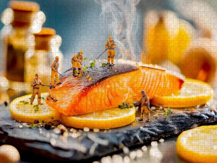 Produktbild: CALVENDO Puzzle Miniatur Bauarbeiterin dekoriert gegrillten Lachs mit frischen Zitronenscheiben | 2000 Teile Lege-Gr&ouml;&szlig;e 90x67cm Foto-Puzzle f&uuml;r gl&uuml;ckl