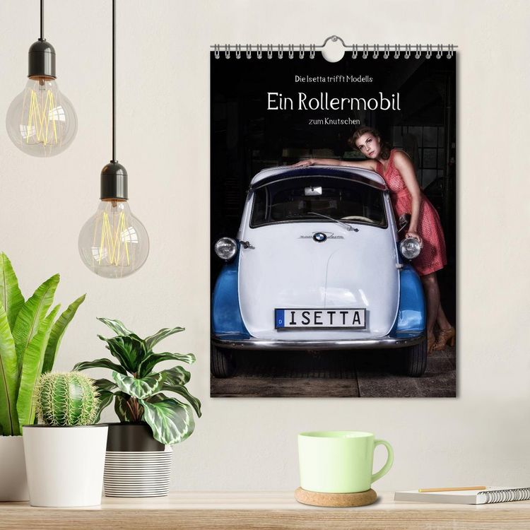 Produktbild: Die Isetta trifft Modells Ein Rollermobil zum Knutschen (Wandkalender 2026 DIN A4 hoch), CALVENDO Monatskalender