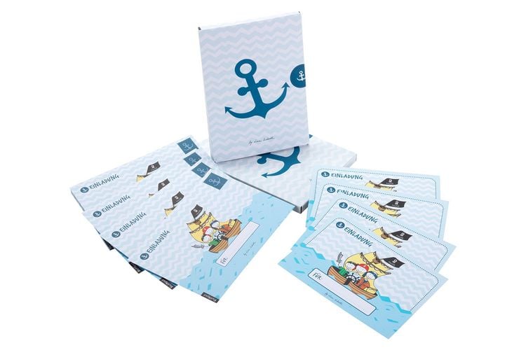 Produktbild: 12 Einladungskarten Geburtstag Junge (Piraten). Handgemachte Geburtstag Einladungskarten zum Kindergeburtstag incl. 12 liebevollen Hand designten Briefumschl&auml;gen. Verpackt in einer wundervollen hochwertigen Karton Box. By Lisa Wirth