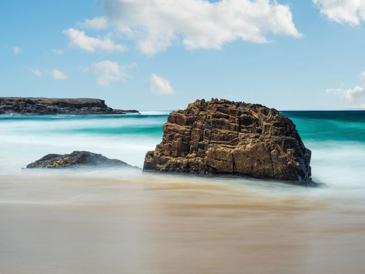 Produktbild: CALVENDO Puzzle Die einsamen Felsen - Fuerteventura 1000 Teile Lege-Gr&ouml;&szlig;e 64 x 48 cm Foto-Puzzle Bild von Patrick Klinke