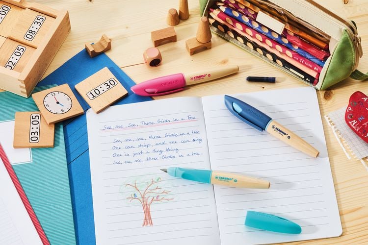 Produktbild: STABILO Schulf&uuml;ller ergonomisch f&uuml;r Rechtsh&auml;nder mit Anf&auml;nger-Feder A -   EASYbirdy Timber in blau - inkl. Patrone
