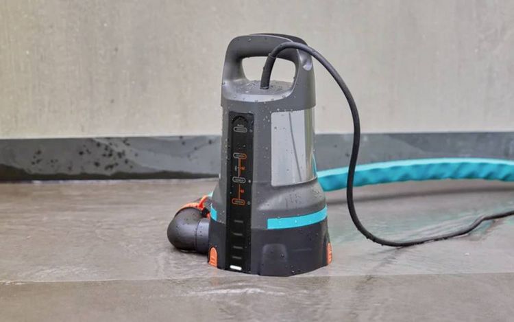 Produktbild: GARDENA 11000 aquasensor 09034-61 Klarwasser-Tauchpumpe 11.000 l/h 7 m