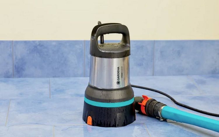 Produktbild: GARDENA 09036-61 Klarwasser-Tauchpumpe 17.000 l/h 9m