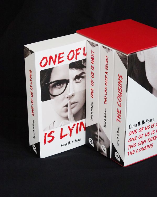 Produktbild: Karen M. McManus: Vier B&auml;nde im Taschenbuch-Schuber: One of us is lying, One of us is next, Two can keep a secret, The Cousins