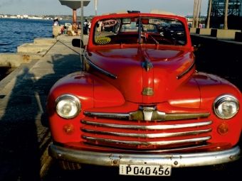 Produktbild: CALVENDO Puzzle Ein Motiv aus dem Kalender " Auto-Legenden - Ford Super Deluxe" | 1000 Teile Lege-Gr&ouml;&szlig;e 64x48cm Foto-Puzzle f&uuml;r gl&uuml;ckliche Stunden
