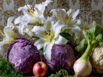 Produktbild: CALVENDO Puzzle Stillleben in Wei&szlig; und Lila mit Lilien und Rotkohl | 1000 Teile Lege-Gr&ouml;&szlig;e 64x48cm Foto-Puzzle f&uuml;r gl&uuml;ckliche Stunden