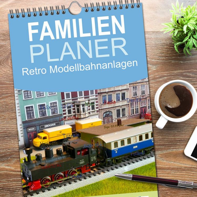 Produktbild: Familienplaner 2026 - Retro Modellbahnanlagen mit 5 Spalten (Wandkalender, 21 x 45 cm) CALVENDO