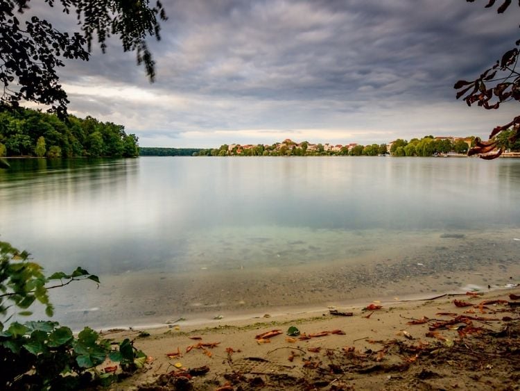Produktbild: CALVENDO Puzzle Straussee mit Blick auf Strausberg 1000 Teile Puzzle quer | 1000 Teile Lege-Gr&ouml;&szlig;e 64 &times; 48 cm Foto-Puzzle f&uuml;r gl&uuml;ckliche Stunden