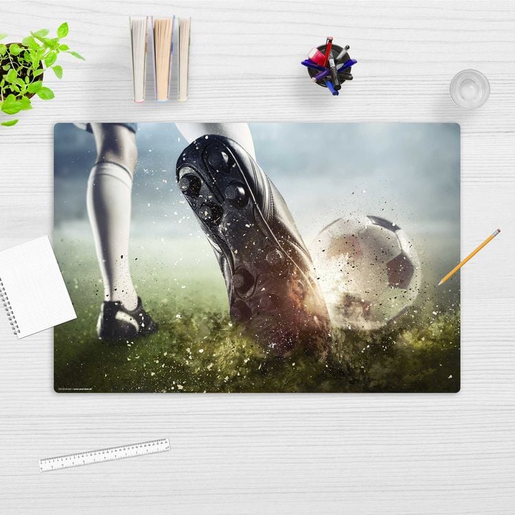 Produktbild: Cover-your-desk Schreibtischunterlage f&uuml;r Kinder Fu&szlig;ball Elfmeter Schuss und Tor, aus hochwertigem Vinyl , 60 x 40 cm