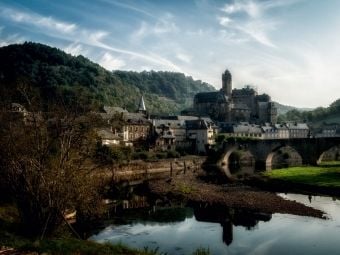 Produktbild: CALVENDO Puzzle Estaing und seine casttle | 1000 Teile Lege-Gr&ouml;&szlig;e 64x48cm Foto-Puzzle f&uuml;r gl&uuml;ckliche Stunden