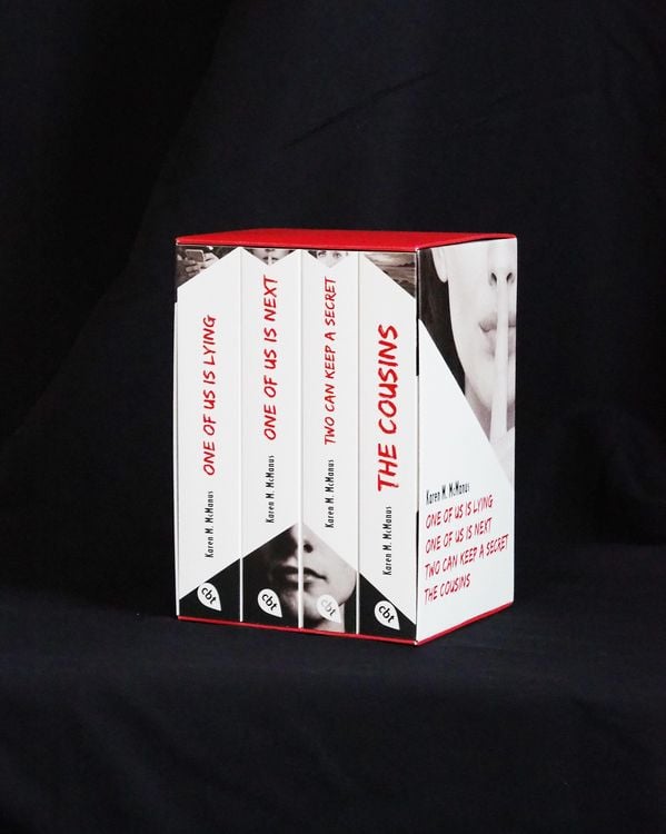 Produktbild: Karen M. McManus: Vier B&auml;nde im Taschenbuch-Schuber: One of us is lying, One of us is next, Two can keep a secret, The Cousins