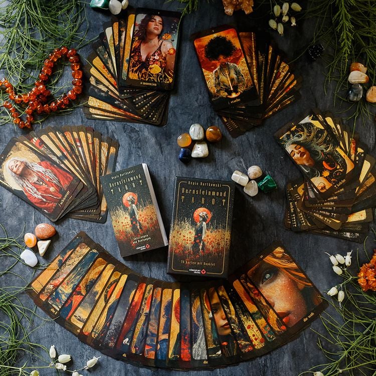 Produktbild: Bernsteinmond Tarot - 78 Tarotkarten und 80-seitiges Booklet