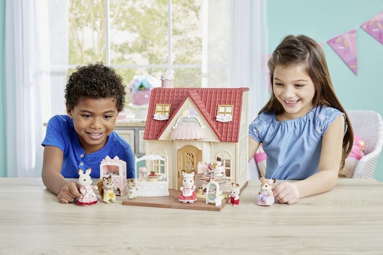 Produktbild: Sylvanian Families 5807 - Village Cake Shop Starter Set, Dorfkonditorei Set f&uuml;r Starter Haus, Spielset
