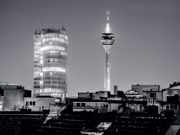 Produktbild: CALVENDO Puzzle Abendlicher Blick auf Rheinturm und ERGO-Hochhaus 1000 Teile Puzzle quer | 1000 Teile Lege-Gr&ouml;&szlig;e 64 &times; 48 cm Foto-Puzzle f&uuml;r gl&uuml;ckliche Stunden