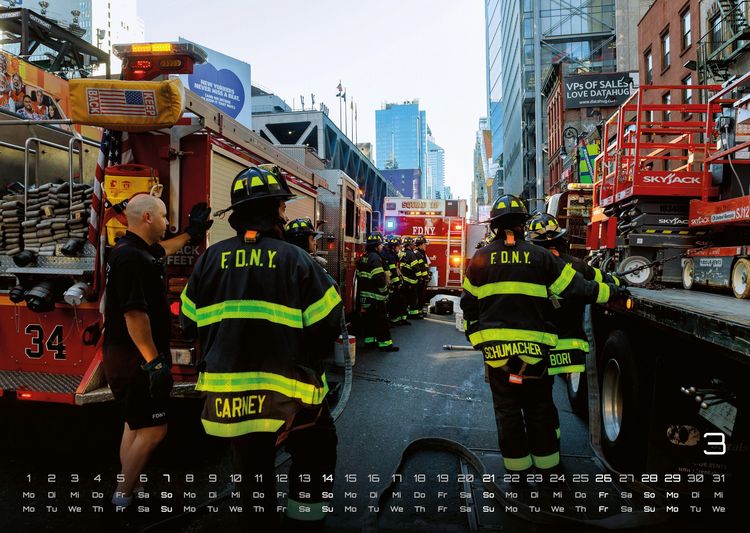 Produktbild: FIREFIGHTER - Retter in der Not - Feuerwehr - 2027 - Kalender DIN A3