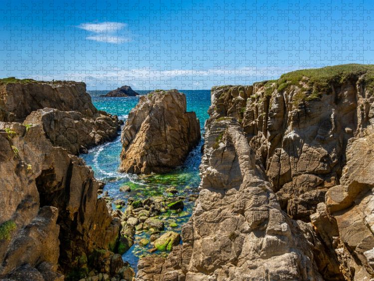 Produktbild: CALVENDO Puzzle Blick an der Felsk&uuml;ste auf ein blau und gr&uuml;n schimmerndes Wasser | 1000 Teile Lege-Gr&ouml;&szlig;e 64x48cm Foto-Puzzle f&uuml;r gl&uuml;ckliche Stunden
