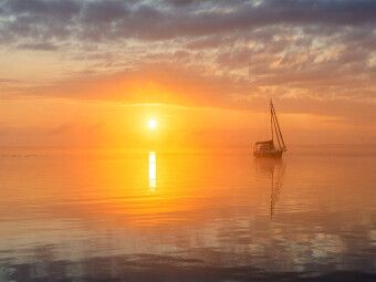 Produktbild: CALVENDO Puzzle nebeliger Sonnenaufgang &uuml;ber der M&uuml;ritz | 1000 Teile Lege-Gr&ouml;&szlig;e 64x48cm Foto-Puzzle f&uuml;r gl&uuml;ckliche Stunden