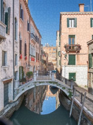 Produktbild: CALVENDO Puzzle Venedig - Spiegelung unter der kleinen Br&uuml;cke neben der Ponte dei Frati | 2000 Teile Lege-Gr&ouml;&szlig;e 90x67cm Foto-Puzzle f&uuml;r gl&uuml;ckliche Stunden