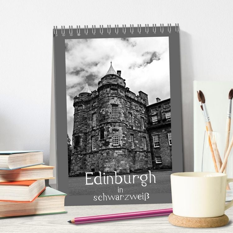 Produktbild: Edinburgh in schwarzwei&szlig; (Tischkalender 2026 DIN A5 hoch), CALVENDO Monatskalender
