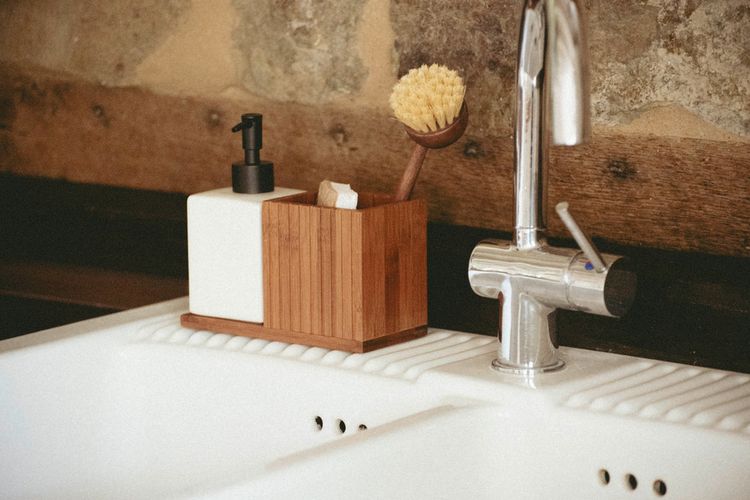 Produktbild: Sp&uuml;lmittelspender mit Utensilienhalter Mod. Mera, aus ger&auml;uchertem Bambus