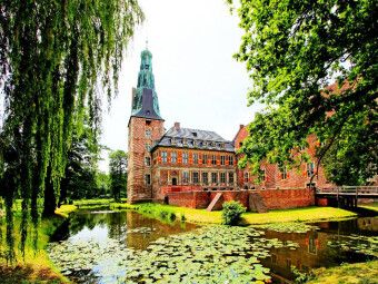 Produktbild: CALVENDO Puzzle Schloss Raesfeld, die Hofseite der Oberburg im M&uuml;nsterland | 1000 Teile Lege-Gr&ouml;&szlig;e 64x48cm Foto-Puzzle f&uuml;r gl&uuml;ckliche Stunden