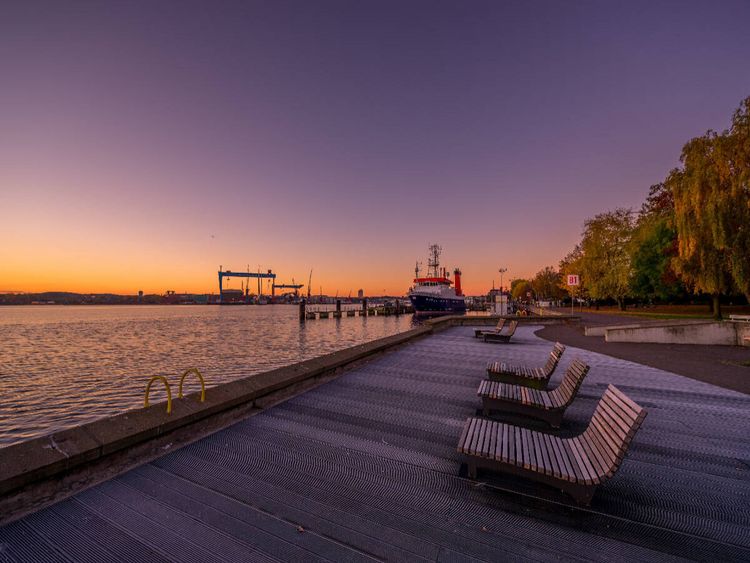 Produktbild: CALVENDO Puzzle Maritime Morgend&auml;mmerung in Kiel | 1000 Teile Lege-Gr&ouml;&szlig;e 64 &times; 48 cm Foto-Puzzle f&uuml;r gl&uuml;ckliche Stunden