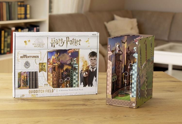 Produktbild: Book Nook DIY B&uuml;cherecke Harry Potter Quidditch Field von Revell Tiny Adventures